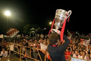 Didier Tholot présentent la Coupe de Suisse aux fans massés sur la Planta dans la nuit du 20 au 21 mai 2009.